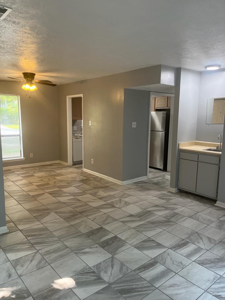 Building Photo - 738 Hedgelawn Way