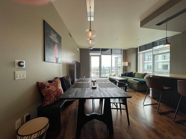 Building Photo - Incredible 1Bd/1Ba Fully Furnished Condo in the Pearl!!!! Corner Unit with Spectacular Views & Ga...