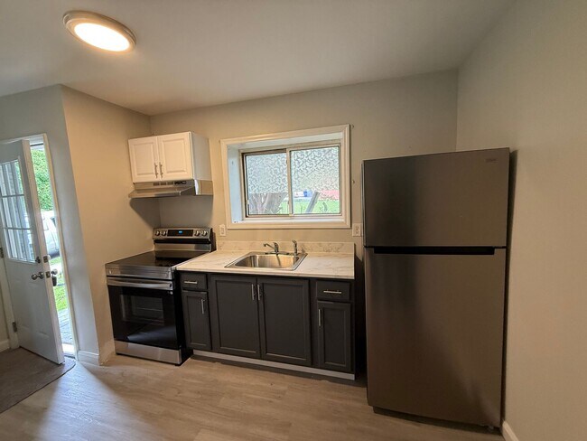 Building Photo - Scranton 3 Bedroom Single Family, Quiet Neighborhood, Gas Heat,
