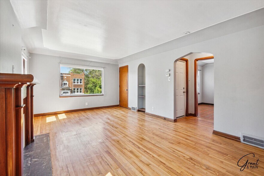 Building Photo - 5074/5076 Chalmers - Alejandro Soto