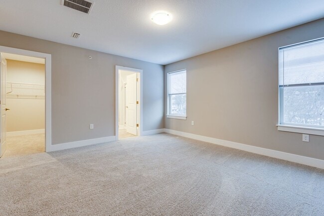 Building Photo - 3 Bedroom End Unit Townhouses in Franklin ...