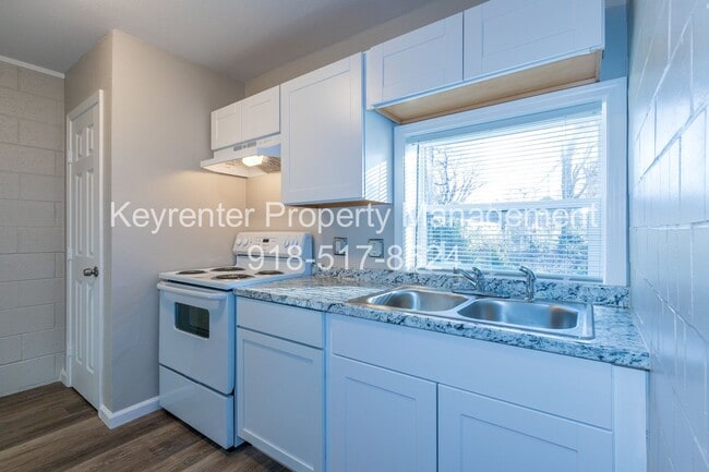 Building Photo - N Lewis Pl Triplex