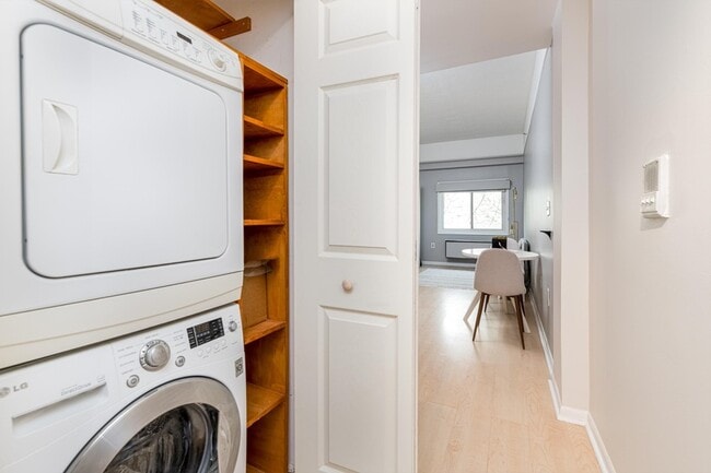 Building Photo - 476 Monmouth St