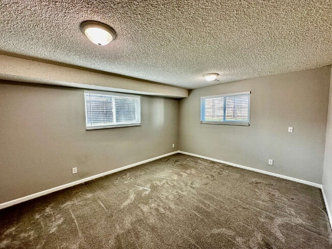 Building Photo - AVAILABLE OCTOBER! Wonderful 3 bed/2 bath ...