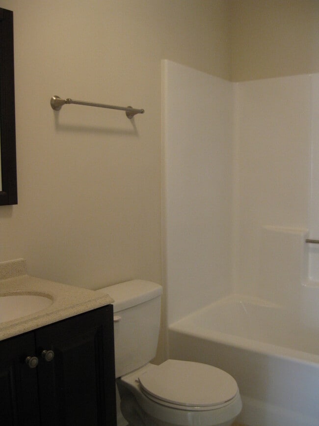 Building Photo - Lovely 3 bedroom Townhouse Available