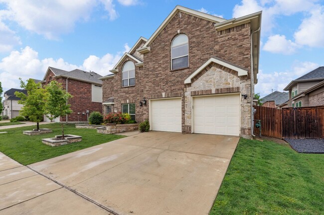 Building Photo - Luxurious in Little Elm