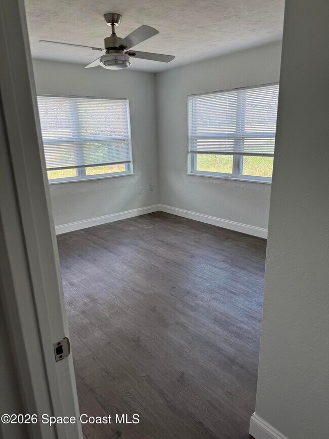 Building Photo - 204 W Alma Dr