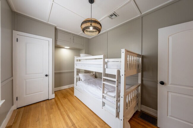 Building Photo - 139 W 4th Ave