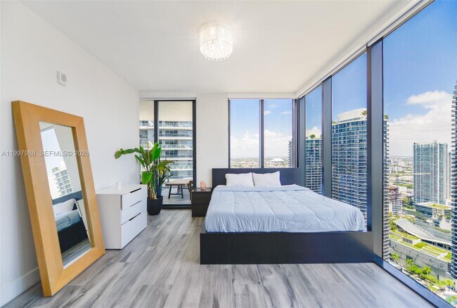 Building Photo - 1010 Brickell Ave