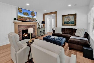 Building Photo - 519 35th Ave N