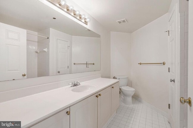 Building Photo - 1625 International Dr