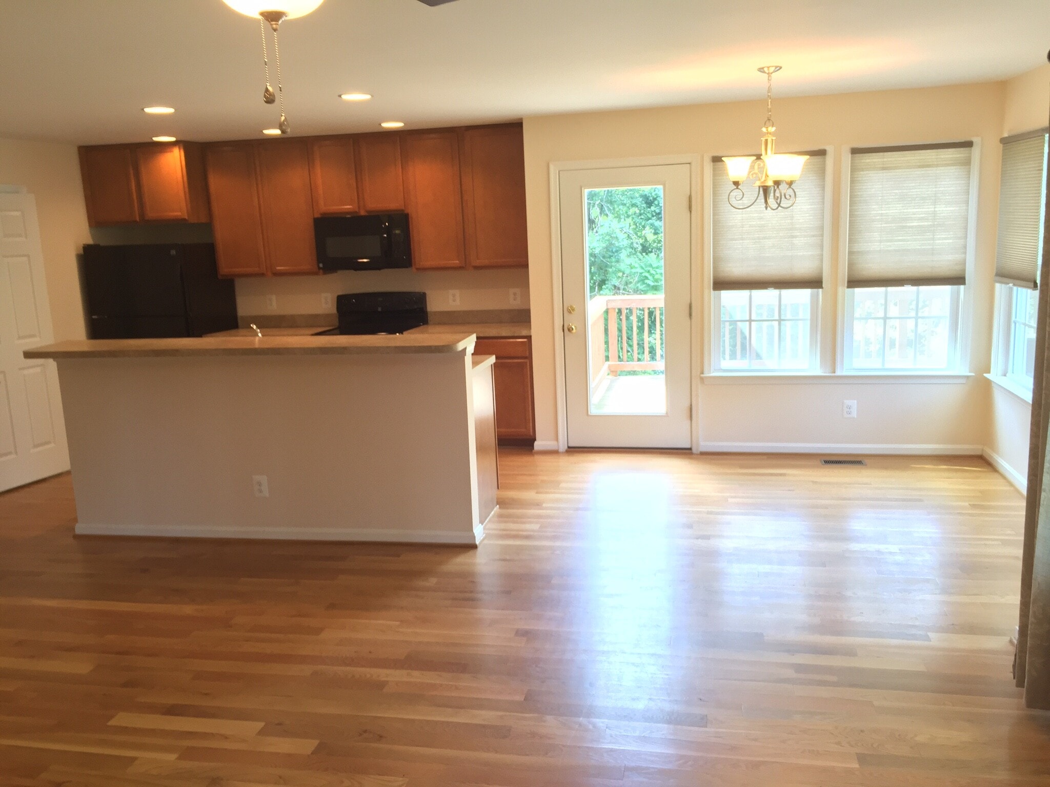 Building Photo - 320 Pine Shores Dr