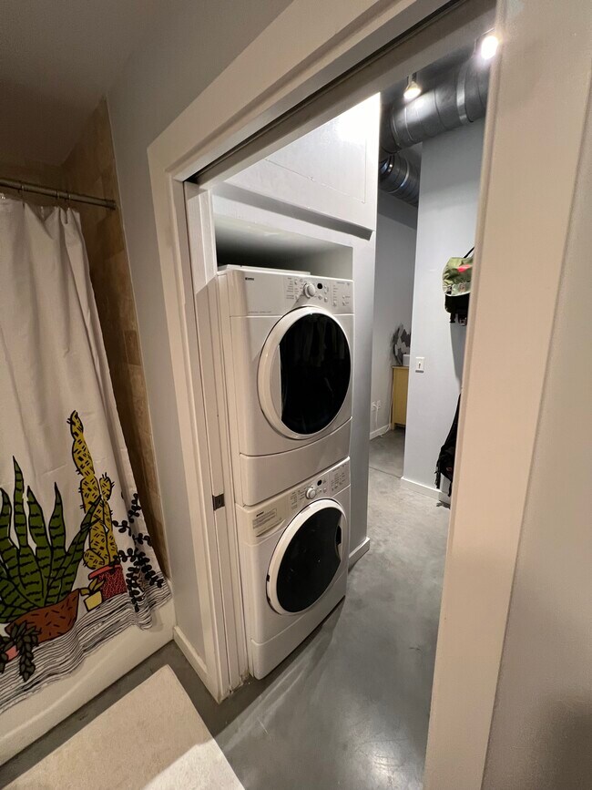 Building Photo - 2124 E 6th St