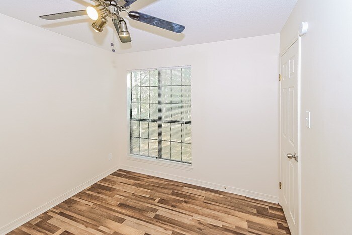 Building Photo - 300 Shadow Ridge Dr