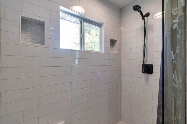 Building Photo - Awesome 4 Bedroom Home in Orem w 2 car garage