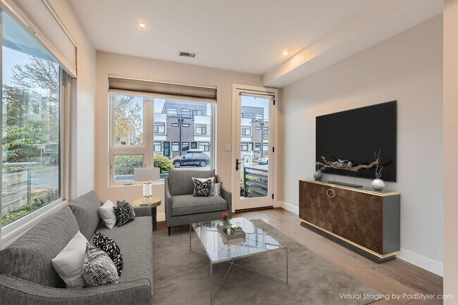 Building Photo - GORGEOUS TOWNHOUSE IN RiNo