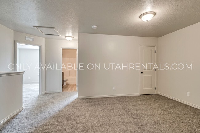 Building Photo - 793 N 2560 E