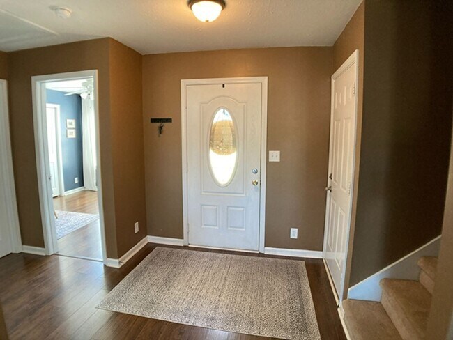 Building Photo - $1800 3 Bedrooms 2.5 Bath Brick Home with a bonus room!