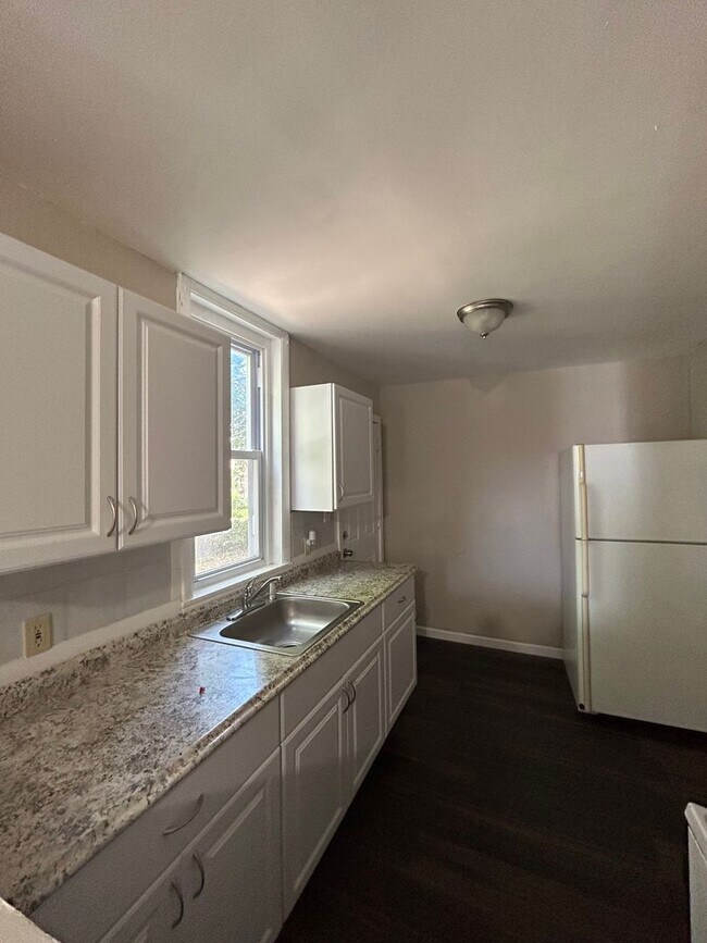 Building Photo - 1458 Kenwood Ave