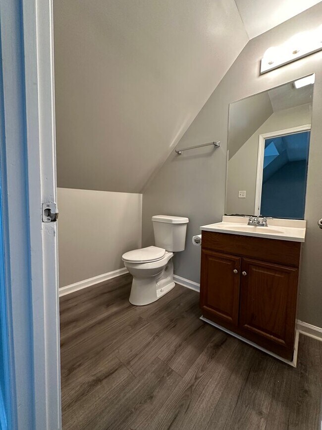 Building Photo - Large 4 bedroom home near Campus- Pre Lease for August 1st 2026