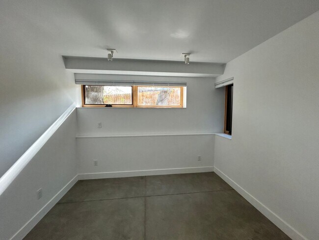 Building Photo - Modern 1BR Apt. (Built 2023), Walk to Down...