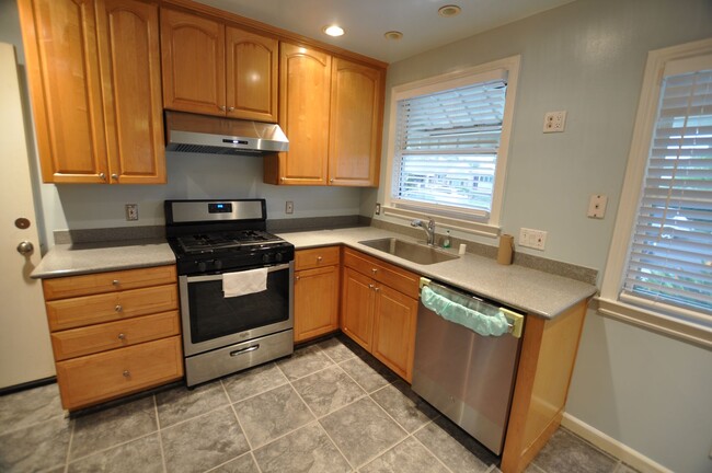 Building Photo - Spacious natural light filled remodeled ho...