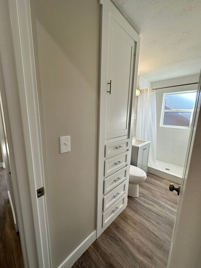 Building Photo - Darling remodeled 5 bedroom 2 bathroom home in the heart of Ogden