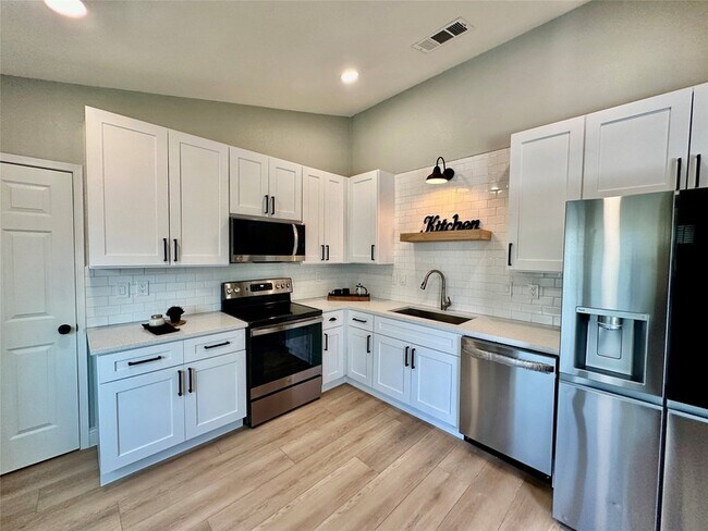 Primary Photo - 4428 San Fernando Ln