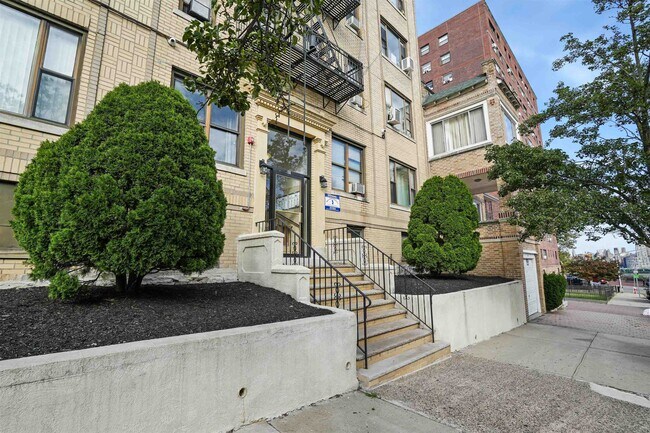 Building Photo - 14 65th St