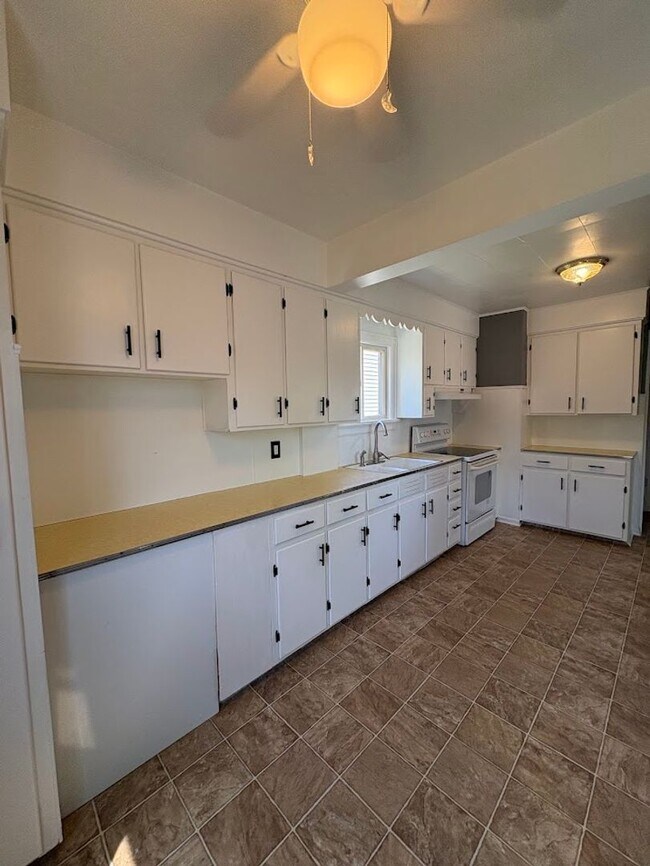 Building Photo - Three bedroom one bathroom home for rent