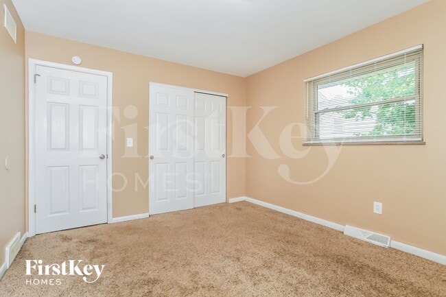 Building Photo - 1015 Thunderbird Dr