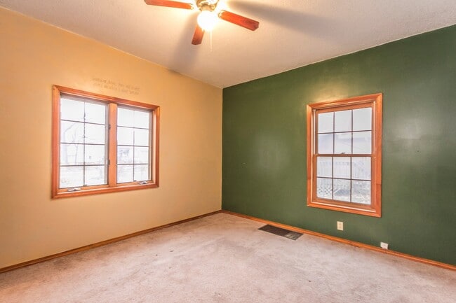 Building Photo - Spacious 3 bedroom with fenced in yard!