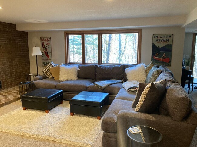 Building Photo - Sophisticated Condo Retreat on Old Mission Peninsula