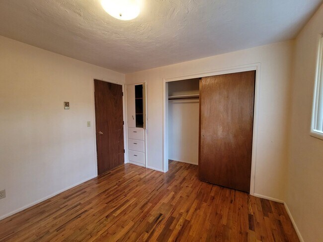 Building Photo - 01012