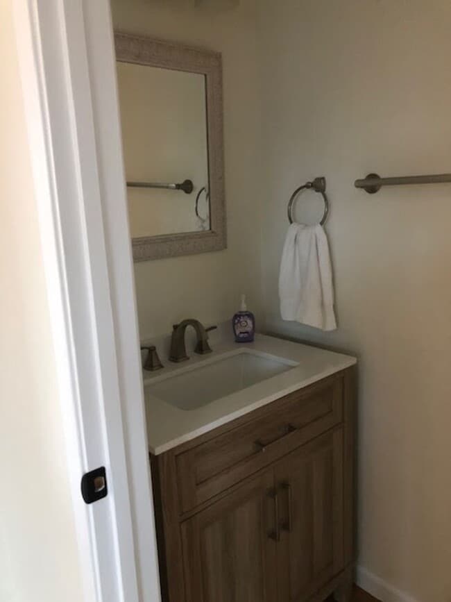 Building Photo - 2 bedroom 1.5 bath Apartment