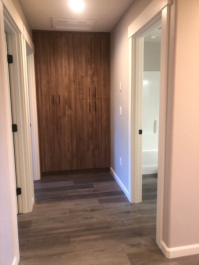 Building Photo - 2243