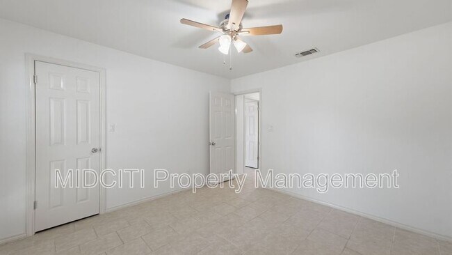 Building Photo - 1233 Hollyhock Ln