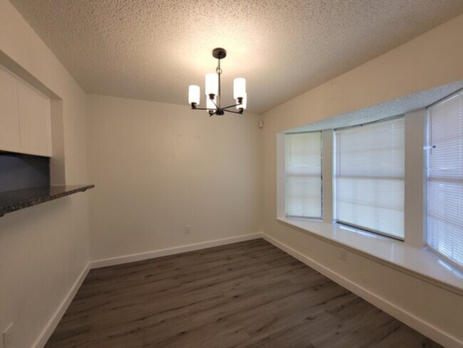 Building Photo - 10652 Hamlin Dr