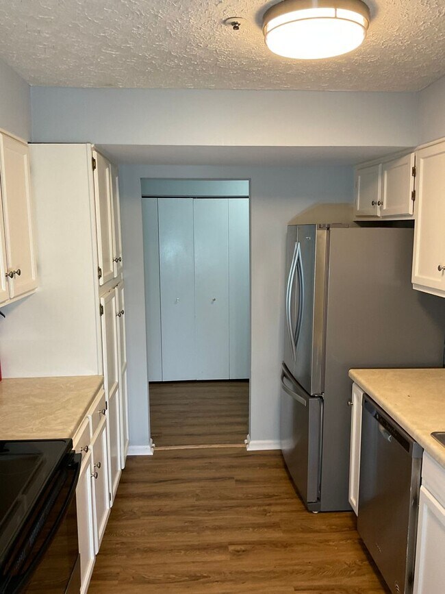 Building Photo - Very well maintained and extra large 3BR 2BA condo moments to Marc Train in Downtown Gaithersburg