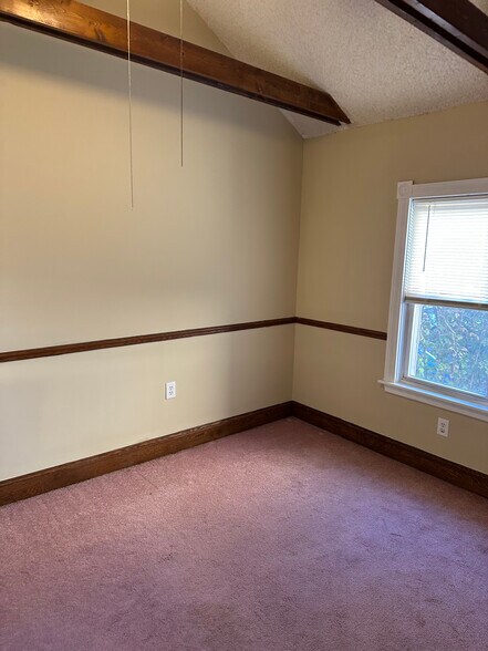 Building Photo - 529 Brook St