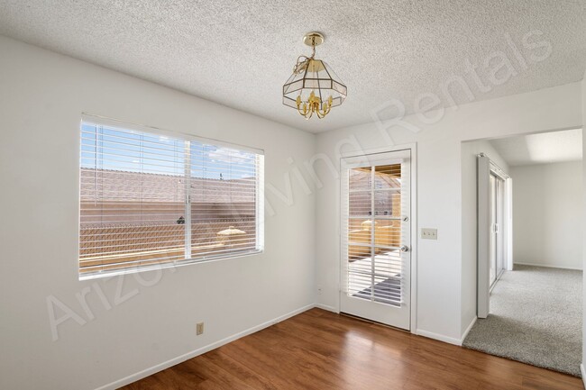 Building Photo - LARGE 3 BEDROOM DUPLEX