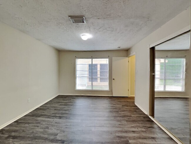 Building Photo - 2835 Pilgrims Point Dr
