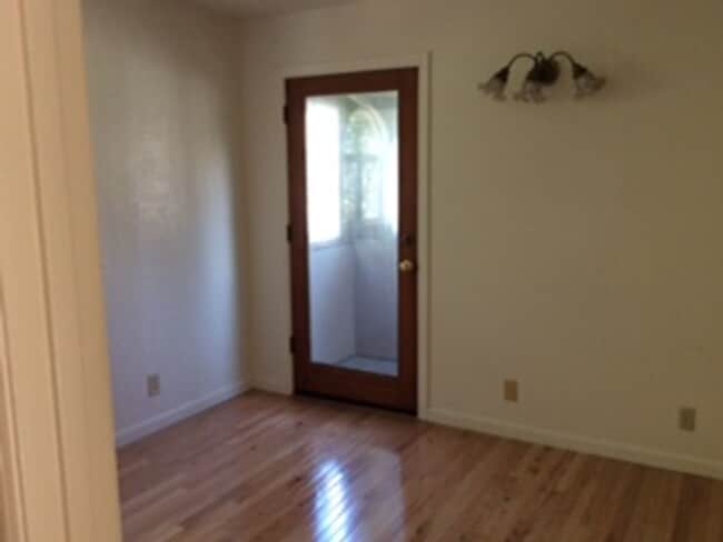 Building Photo - Light-Filled 3bedroom/2bath Near Highway &...