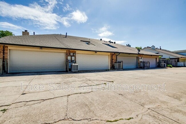 Building Photo - 13813 Fairhill Ave