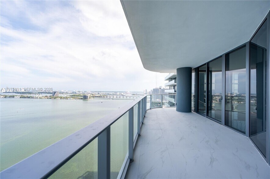 Building Photo - 700 NE 24th St