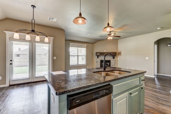 Building Photo - NEWER HOME IN MUSTANG SCHOOL DISTRICT AVAI...