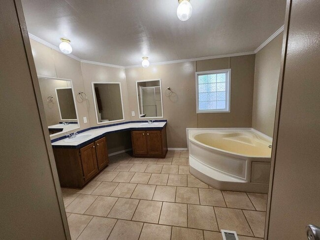 Building Photo - 922 Ashwood Dr