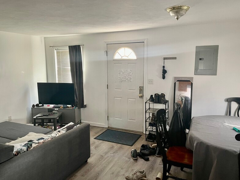 Building Photo - 24 Lawn St