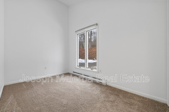 Building Photo - 8 Honey Hill Ln