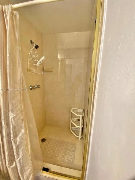 Building Photo - 400 Golden Isles Dr